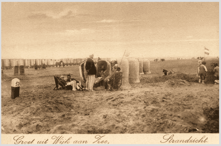 Historisch strandbeeld met strandpaal 52 bij Wijk aan Zee
