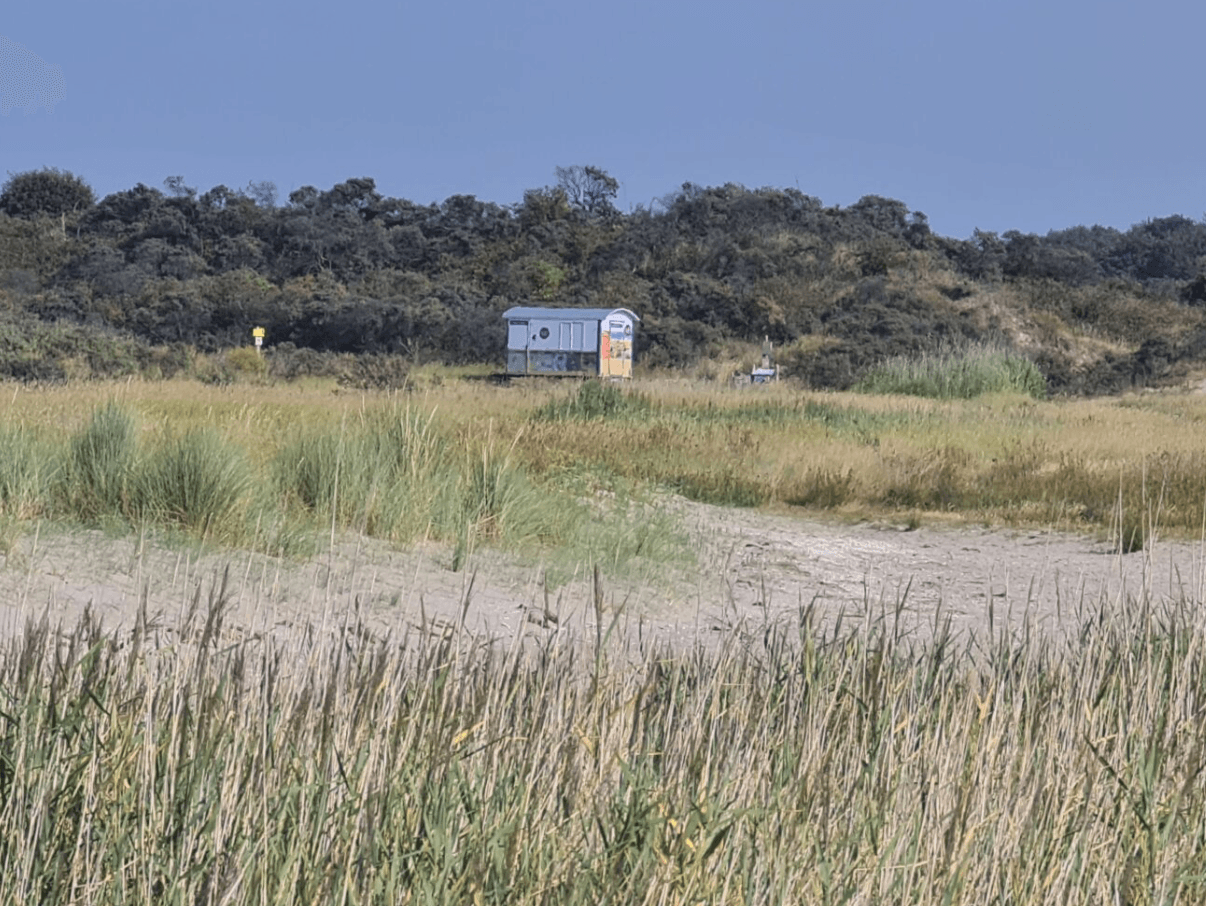 De schaftwagen die Natuurmonumenten zonder vergunning op de Kwade Hoek heeft geplaatst