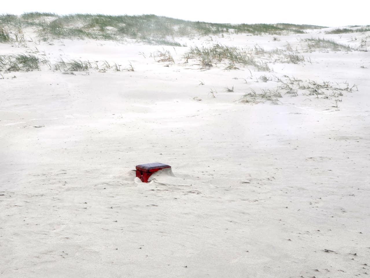 Beeld van de bijna verdwenen paal 2 op het westerstrand van Schiermonnikoog